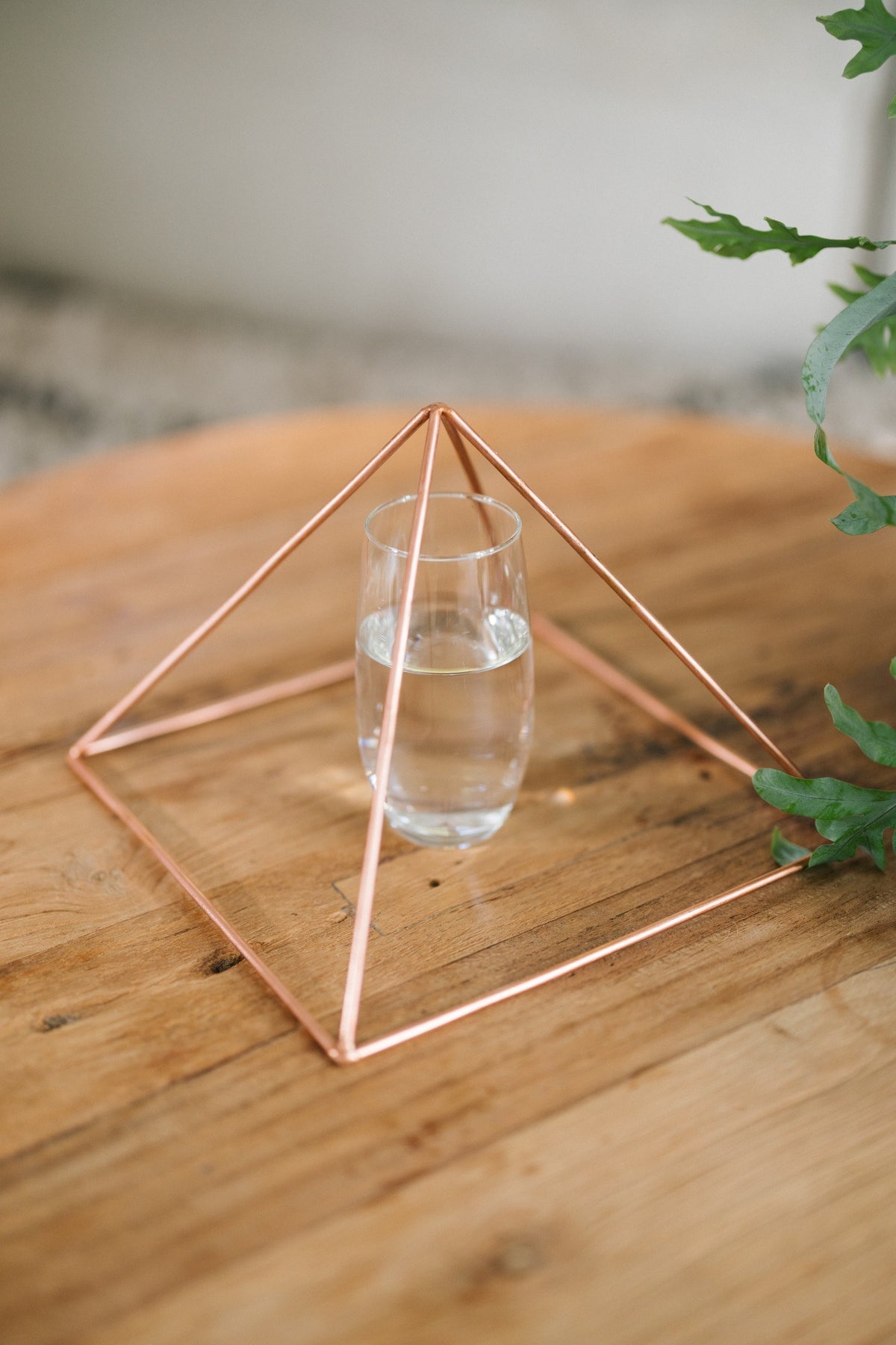Kopero Kopparpyramid Energizer Slät Stor (23,56 cm), med ett glas vatten under