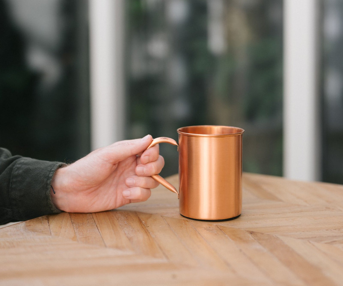 Kaffe och te ur en kopparmugg: vad ska du tänka på?