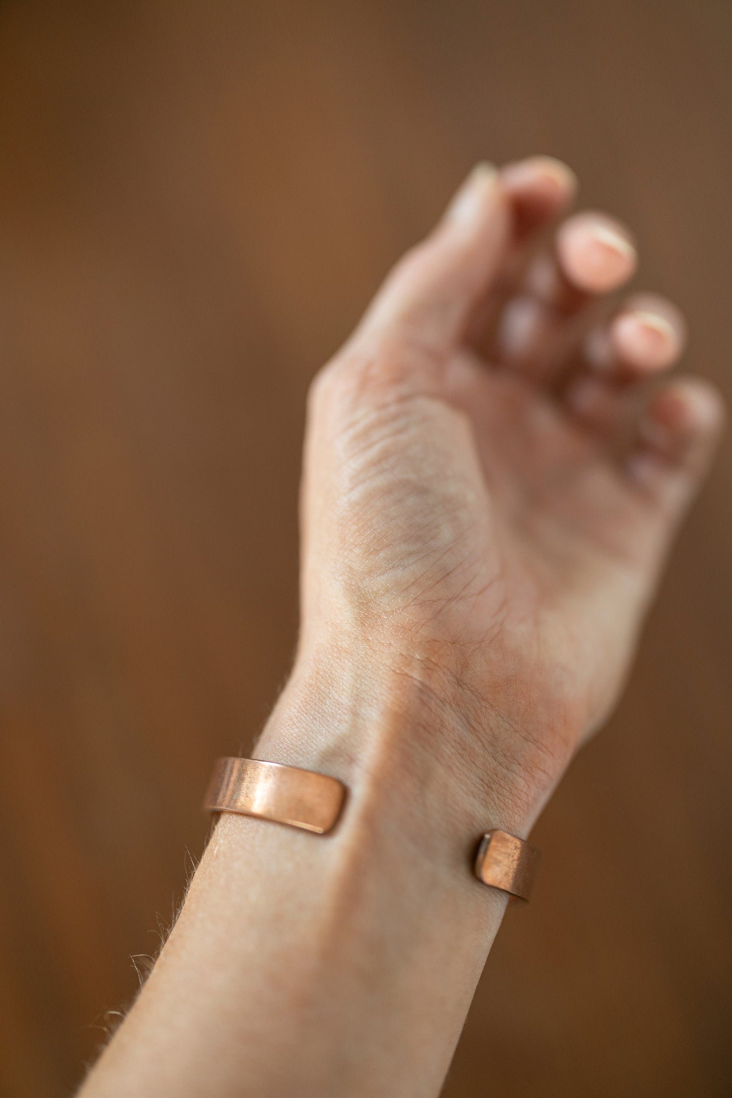 Kopero Premium Kopararmband Slät, närbild på den släta manschettens öppna ändar