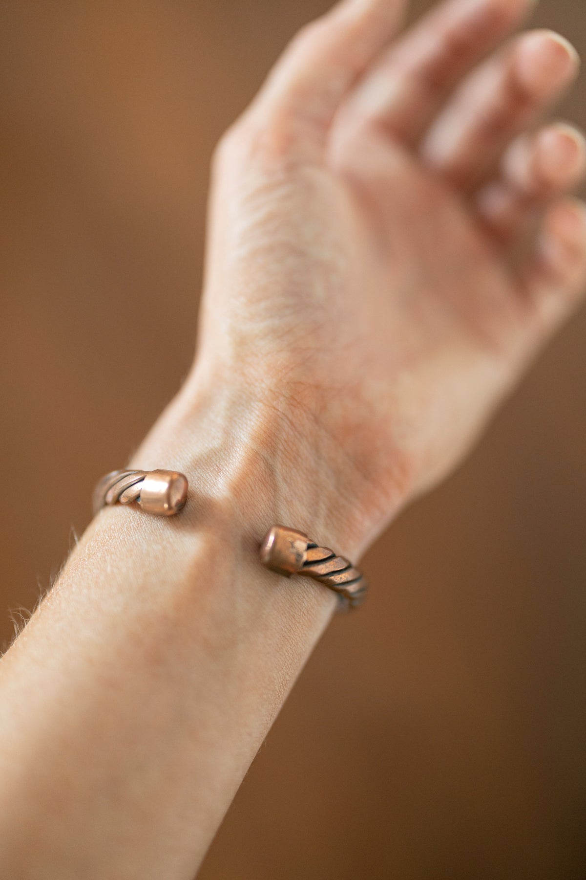 Kopero Premium Kopararmband Vriden, närbild på manschettens öppna ändar