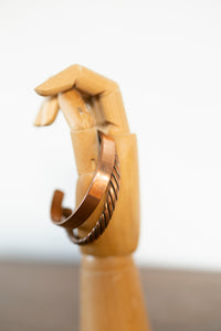 Kopero Premium Kopararmband Vriden och Slät, närbild på båda manschetterna tillsammans