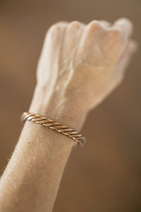 Kopero Koperen Armband Gedraaid om de pols, close-up van de gedraaide koperdraad
