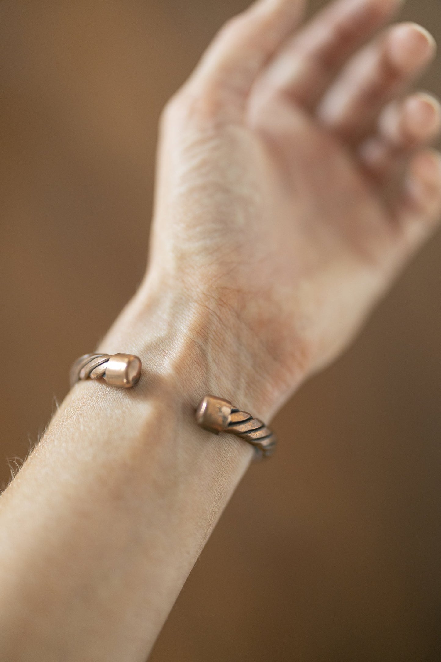 Kopero Koperen Armband Gedraaid, detailfoto van de open uiteinden van de cuff
