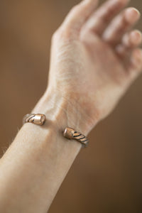 Kopero Koperen Armband Gedraaid, detailfoto van de open uiteinden van de cuff