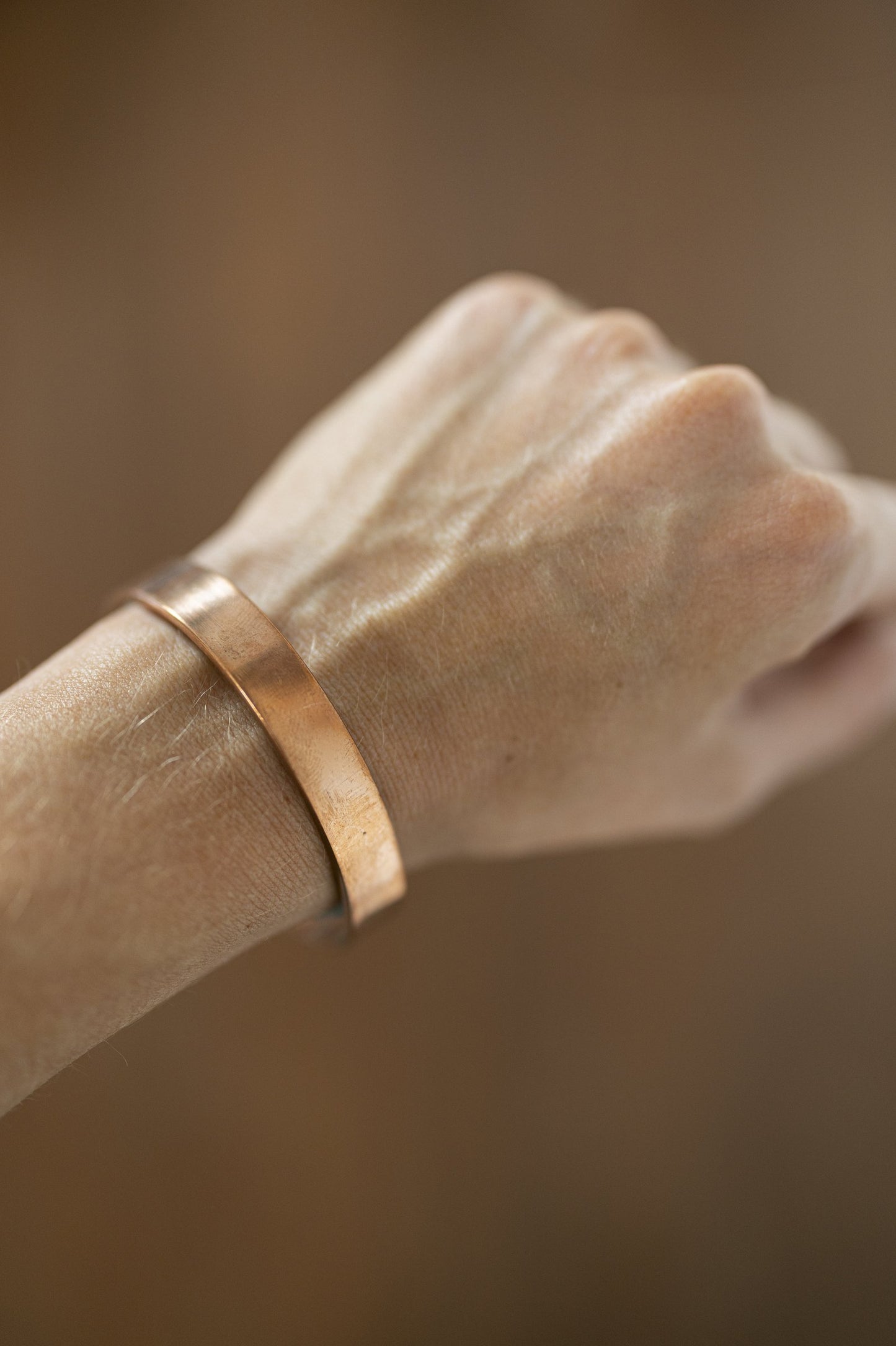 Kopero Koperen Armband Glad om de pols, close-up van de platte koperen cuff