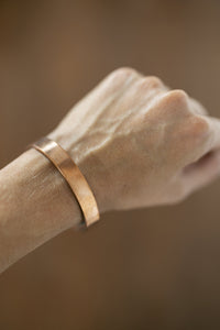 Kopero Koperen Armband Glad om de pols, close-up van de platte koperen cuff