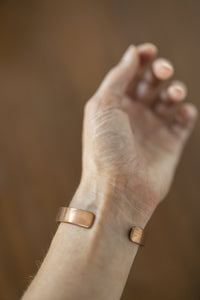 Kopero Koperen Armband Glad, detailfoto van de open uiteinden van de cuff