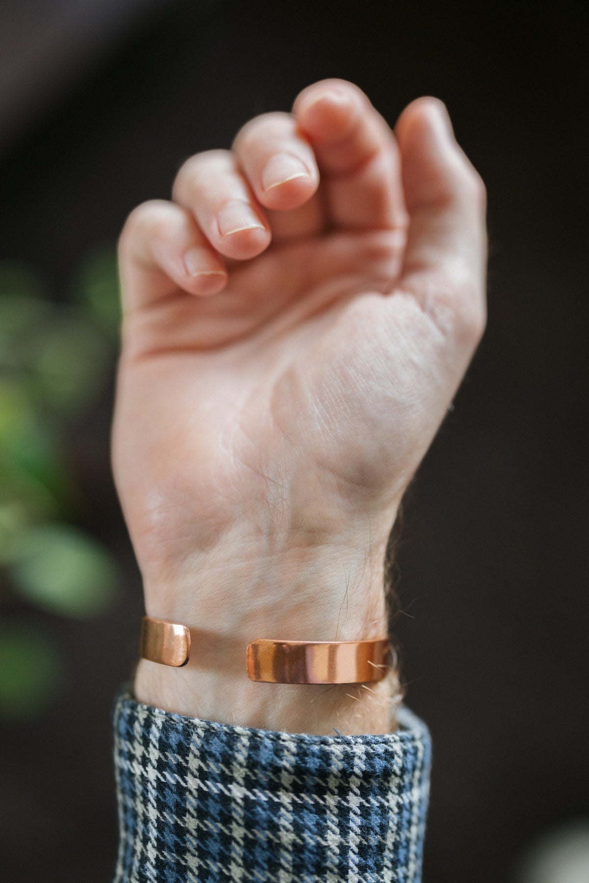 Kopero Koppararmband Slät, på handleden, med öppen hand och armbandets ändar synliga