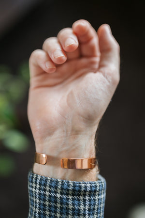 Kopero Koppararmband Slät, på handleden, med öppen hand och armbandets ändar synliga