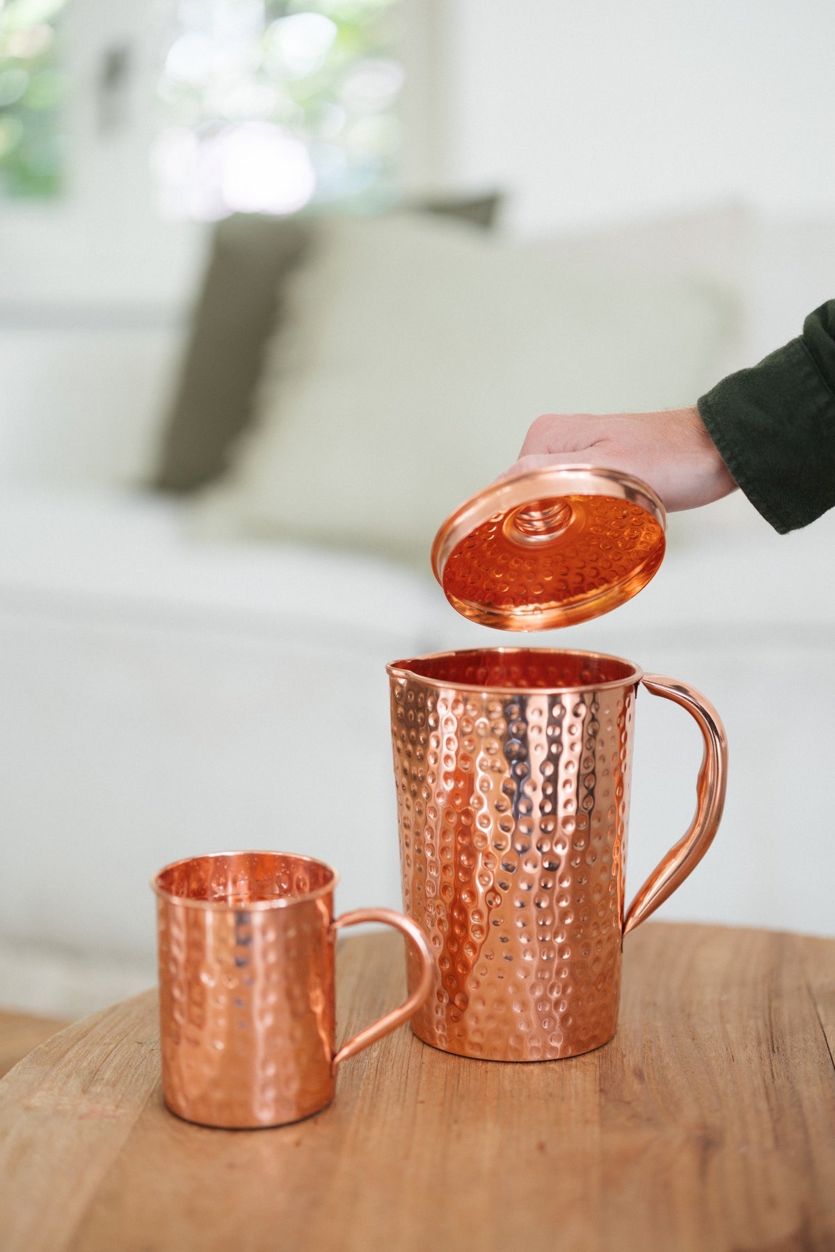 Kopero Kopparkanna Hamrad, medan locket lyfts, med en mugg bredvid