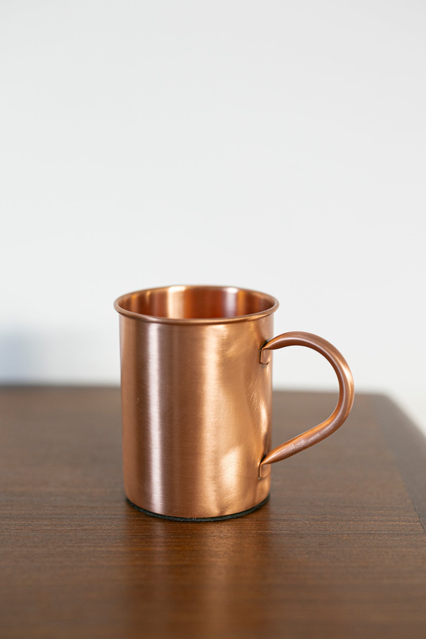 Kopero Premium kopparmugg Slät, 400 ml, 100% rent koppar, närbild på träbord
