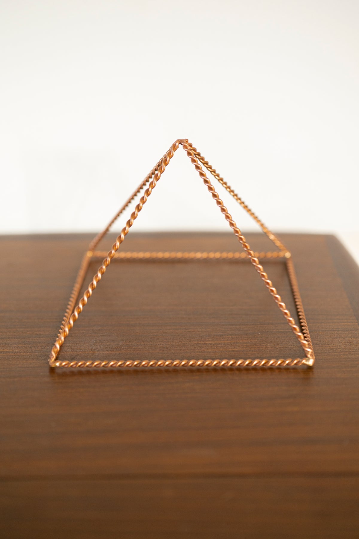 Kopero Koppar Pyramid Energizer Vriden, 23,56 cm, massiv koppar, framifrån