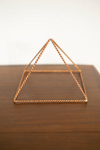 Kopero Koppar Pyramid Energizer Vriden, 23,56 cm, massiv koppar, framifrån
