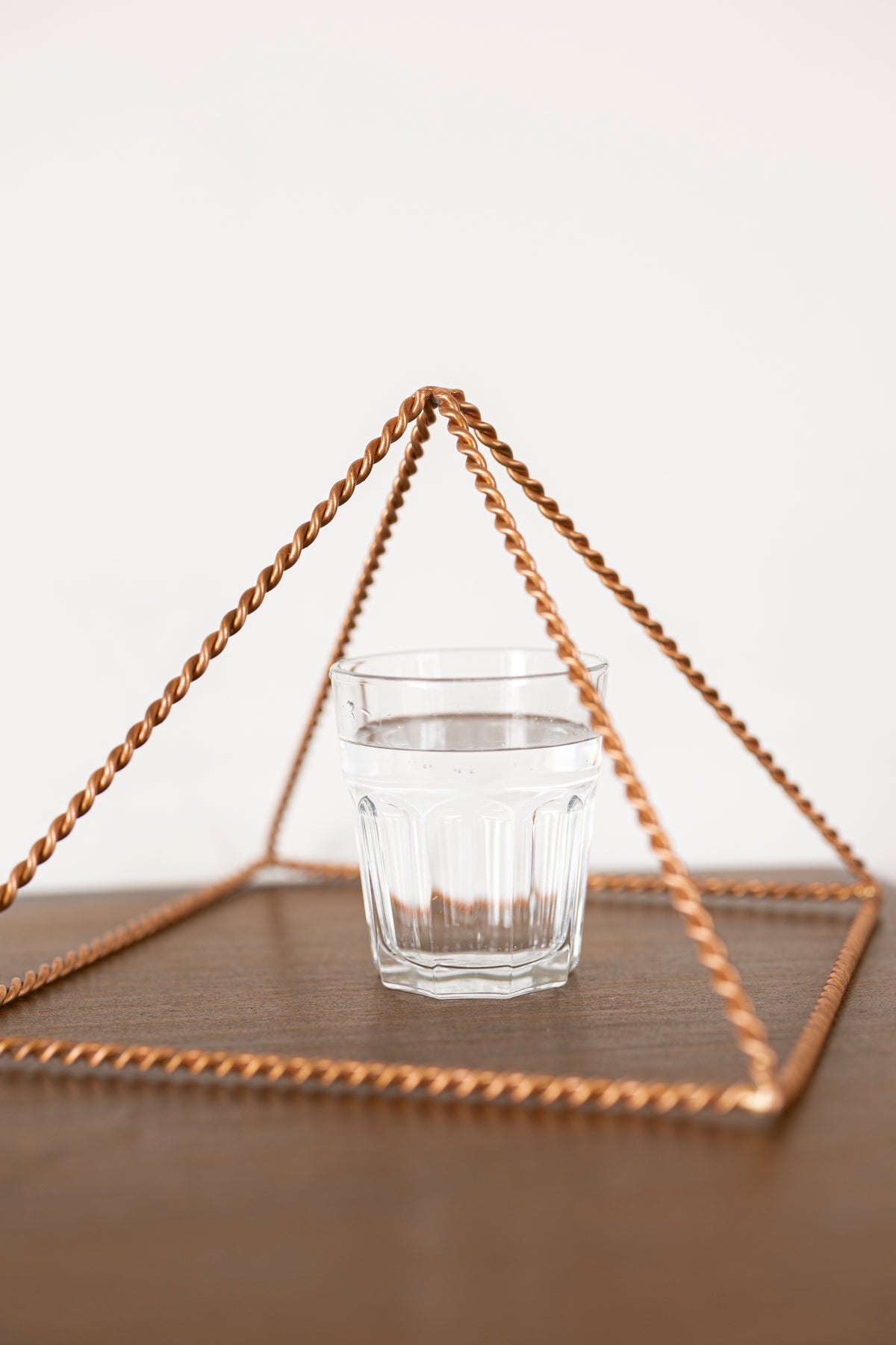 Kopero Koppar Pyramid Energizer Vriden, 23,56 cm, används för vattenharmonisering med ett glas vatten
