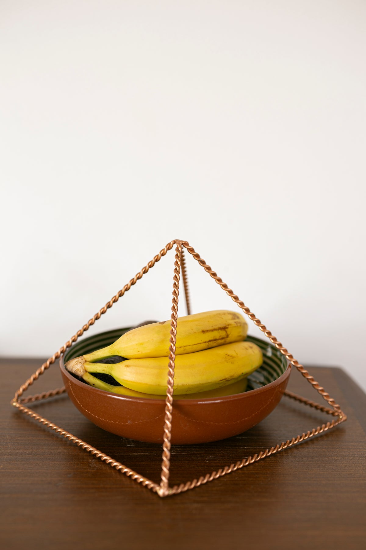 Kopero Koppar Pyramid Energizer Vriden, 23,56 cm, över en skål frukt