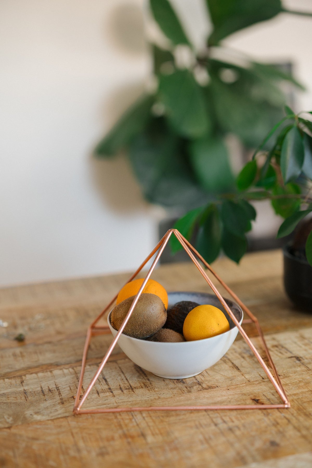 Kopero Kopparpyramid Energizer Slät Stor (23,56 cm), med en fruktskål under