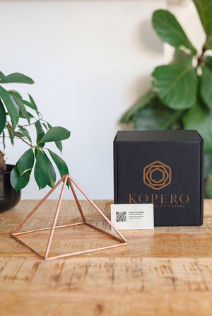 Kopero Kopparpyramid Energizer Slät Liten (14,56 cm), med den svarta Kopero-asken och tackkortet