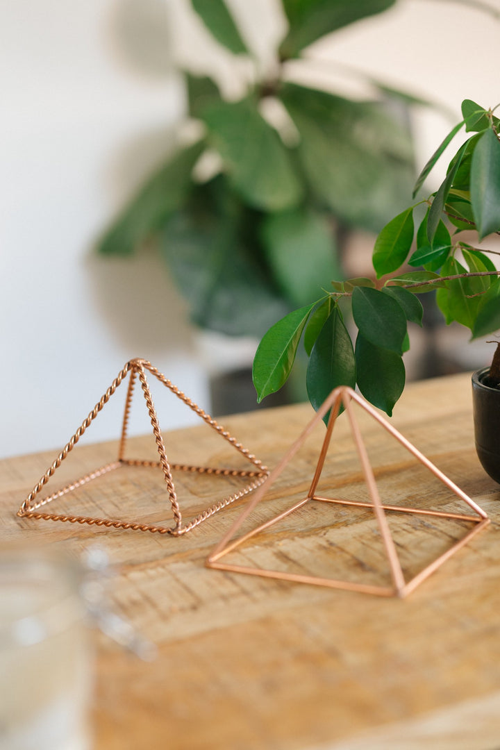 Den lilla släta och den lilla tvinnade pyramiden bredvid varandra på ett träbord