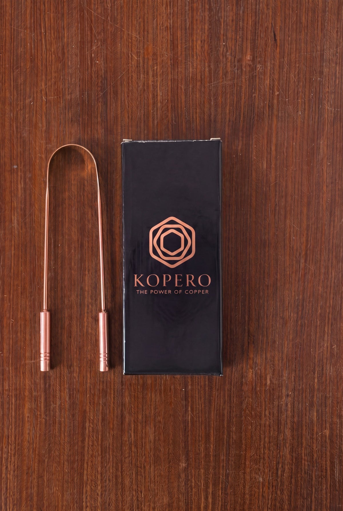 Kopero Koppartungskrapa bredvid den svarta presentasken