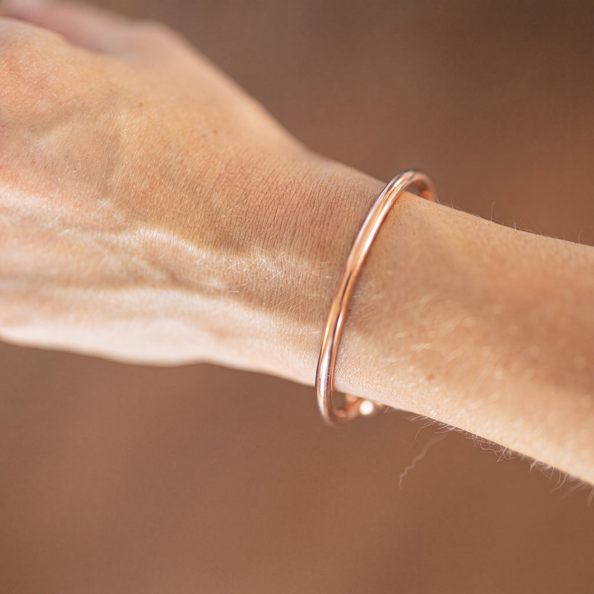 Kopero Premium Kopararmband Rund, närbild på den släta runda manschetten mot huden