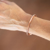 Kopero Premium Kopararmband Rund, närbild på den släta runda manschetten mot huden