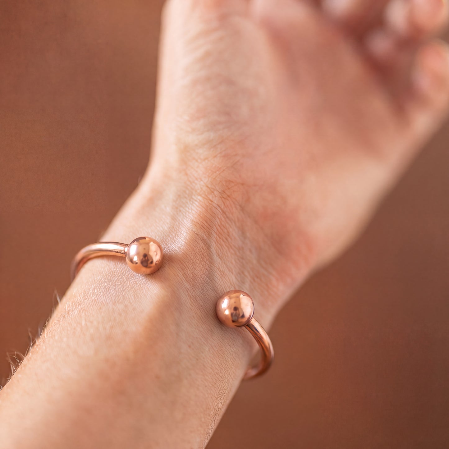 Kopero Premium Kopararmband Rund, närbild på de öppna ändarna med runda kulor