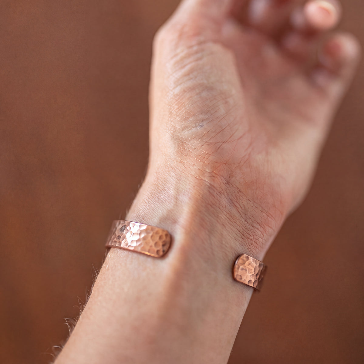 Kopero Premium Kopararmband Hamrad, närbild på den hamrade manschettens öppna ändar